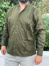 Cargar imagen en el visor de la galería, Guayabera Cubana de 4 bolsas Verde oliva cuello MAO