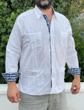 Cargar imagen en el visor de la galería, Guayabera Cubana de 4 bolsas Blanca Combinado estampado