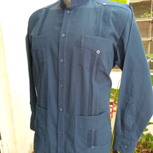 Cargar imagen en el visor de la galería, Guayabera Cubana de 4 bolsas Azul marino cuello MAO