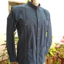 Cargar imagen en el visor de la galería, Guayabera Cubana de 4 bolsas Azul marino cuello MAO