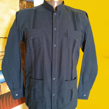 Cargar imagen en el visor de la galería, Guayabera Cubana de 4 bolsas Azul marino cuello MAO