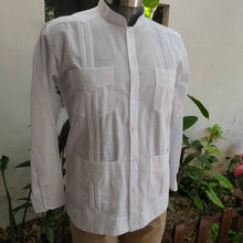 Cargar imagen en el visor de la galería, Guayabera Cubana de 4 bolsas Blanca cuello MAO