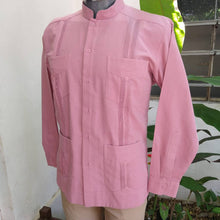 Cargar imagen en el visor de la galería, Guayabera Cubana de 4 bolsas Rosa palo cuello MAO