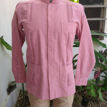 Cargar imagen en el visor de la galería, Guayabera Cubana de 4 bolsas Rosa palo cuello MAO