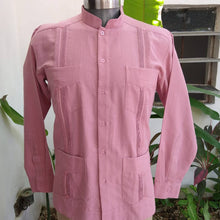 Cargar imagen en el visor de la galería, Guayabera Cubana de 4 bolsas Rosa palo cuello MAO