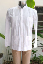 Cargar imagen en el visor de la galería, Guayabera Cubana de 4 bolsas Blanca cuello MAO